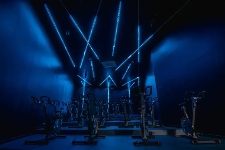 sala bike enforma gyms led azul