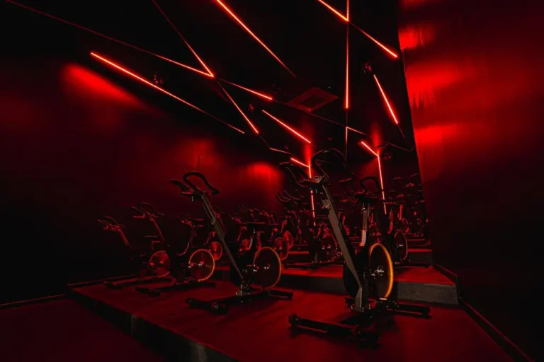 sala bike enforma gyms led rojo